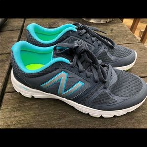 New balance tennis shoes